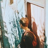 qq头像男生背影帅气🎒qq头像男生背影背书包的