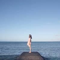 QQ头像女生海边背影唯美🌊精选海浪与夕阳交织的浪漫瞬间