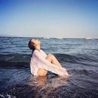 QQ头像女生海边背影唯美🌊精选海浪与夕阳交织的浪漫瞬间