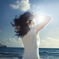 QQ头像女生海边背影唯美🌊精选海浪与夕阳交织的浪漫瞬间