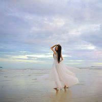 QQ头像女生海边背影唯美🌊精选海浪与夕阳交织的浪漫瞬间