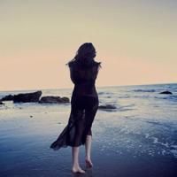 QQ头像女生海边背影唯美🌊精选海浪与夕阳交织的浪漫瞬间