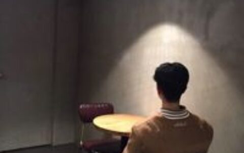 男生一人一影一独行背影头像🚶♂️2025最新版背影男生qq头像上线