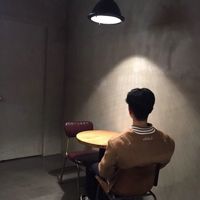 男生一人一影一独行背影头像🚶♂️2025最新版背影男生qq头像上线
