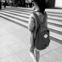 QQ女生头像背书包可爱真人🎒精选萌系背书包头像