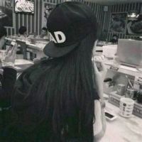 黑白带帽子女生头像🎩精选女生背影带帽黑白QQ头像
