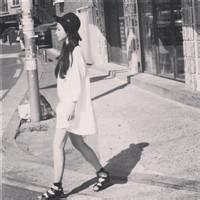 黑白带帽子女生头像🎩精选女生背影带帽黑白QQ头像