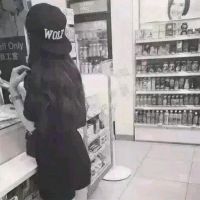 黑白带帽子女生头像🎩精选女生背影带帽黑白QQ头像