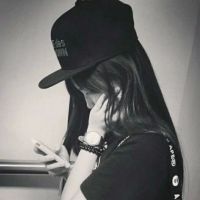 黑白带帽子女生头像🎩精选女生背影带帽黑白QQ头像