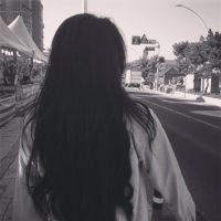 黑白带帽子女生头像🎩精选女生背影带帽黑白QQ头像