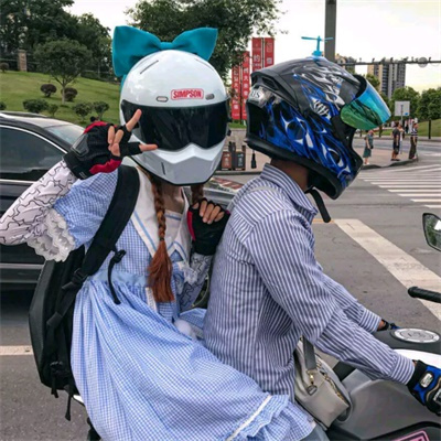 卡通真人机车头盔情头合集 小众好看戴头盔情侣头像图片