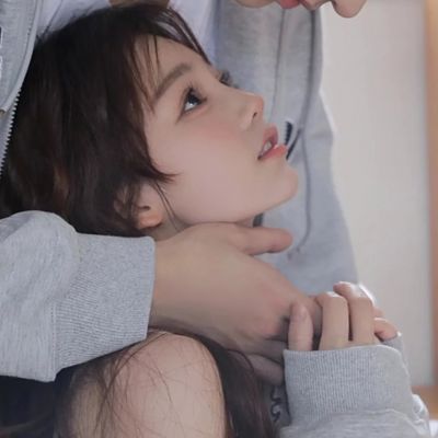 很甜美恩爱的浪漫情头 真人露脸精致一左一右情侣头像