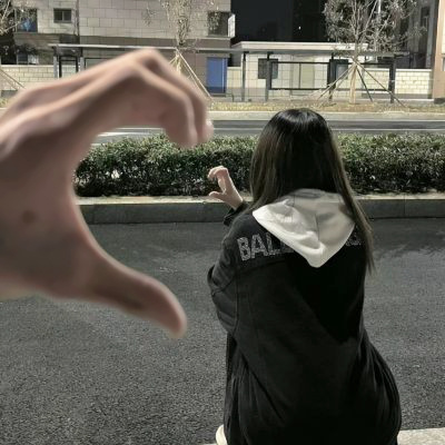 一左一右比心的情侣头像一男一女 情侣比心手势情侣头像图片大全
