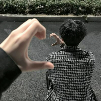 一左一右比心的情侣头像一男一女 情侣比心手势情侣头像图片大全