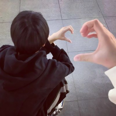 一左一右比心的情侣头像一男一女 情侣比心手势情侣头像图片大全