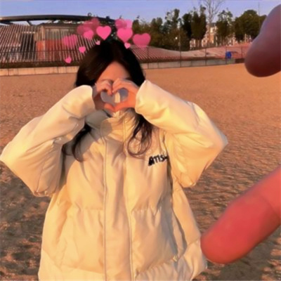 一左一右比心的情侣头像一男一女 情侣比心手势情侣头像图片大全