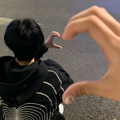 一左一右比心的情侣头像一男一女 情侣比心手势情侣头像图片大全