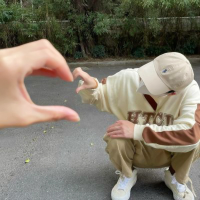 一左一右比心的情侣头像一男一女 情侣比心手势情侣头像图片大全