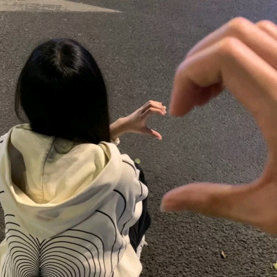 一左一右比心的情侣头像一男一女 情侣比心手势情侣头像图片大全