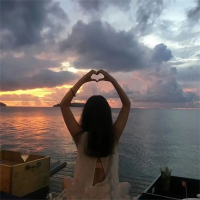 一左一右比心的情侣头像一男一女 情侣比心手势情侣头像图片大全