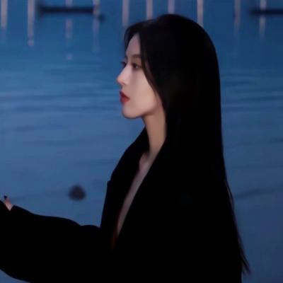 真人好看的唯美浪漫情侣头像 深色系很有氛围感的双人情头图片
