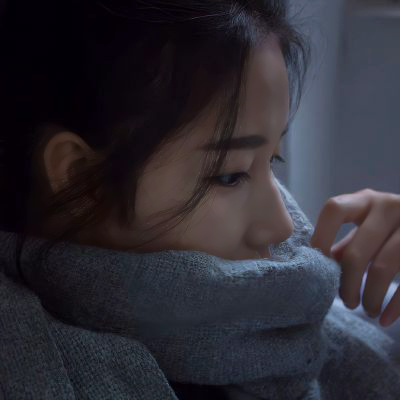 真人好看的唯美浪漫情侣头像 深色系很有氛围感的双人情头图片