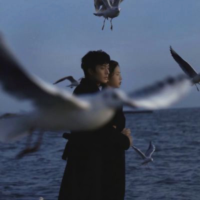 真人好看的唯美浪漫情侣头像 深色系很有氛围感的双人情头图片