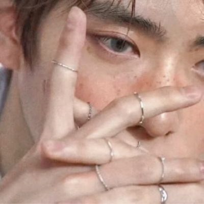 分开两张不易发现的情侣头像 一男一女各一张好看的真人情头图片