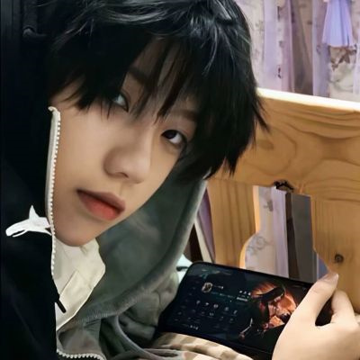 分开两张不易发现的情侣头像 一男一女各一张好看的真人情头图片