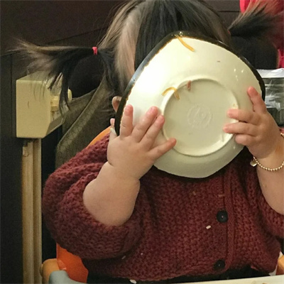 最新适合大学生用的小孩情头 一男一女分开超可爱萌娃情侣头像