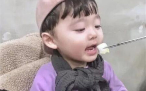 适合学生党用的不明显情侣头像 可爱搞怪的萌娃情侣头像一男一女