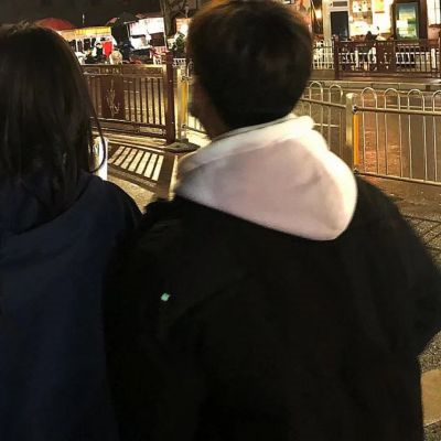 情侣头像校服真人一人一张图片 适合学生的情侣头像不易发现