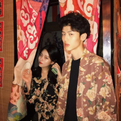 少年少女慵懒感十足的头像图片 港风复古情侣头像真人一男一女