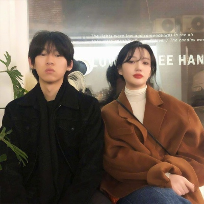 少年少女慵懒感十足的头像图片 港风复古情侣头像真人一男一女