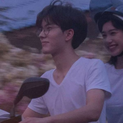少年少女慵懒感十足的头像图片 港风复古情侣头像真人一男一女
