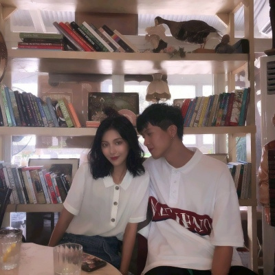 少年少女慵懒感十足的头像图片 港风复古情侣头像真人一男一女