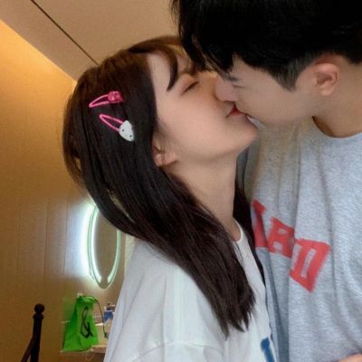 情侣专用微信唯美情头图片 甜蜜情头一对两张真人