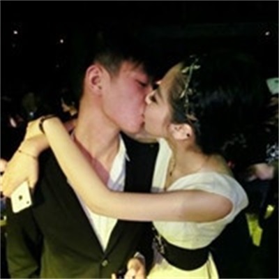 甜蜜暴击超恩爱 唯美情侣亲吻头像