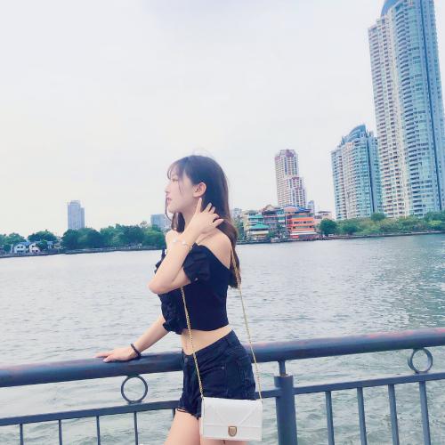 一男一女甜蜜浪漫 低调成熟微信情侣头像一对
