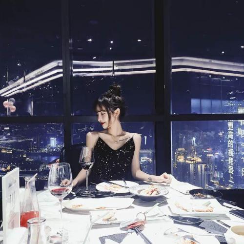 时尚达人一男一女 低调又好看的情侣头像真人