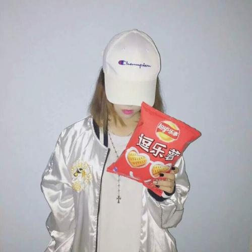 唯美高清低头戴帽子 情侣头像2021的新款的一对2张