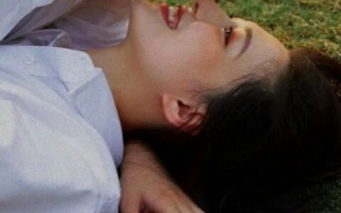 他一时好一时坏你一边哭一边爱 好看唯美的真人情侣头像一左一右