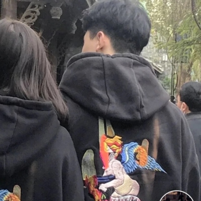 高清一左一右的情侣头像图片截图 真实情侣照片头像