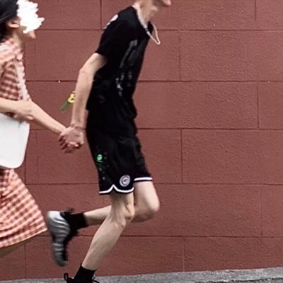 高清一左一右的情侣头像ins风一对两张图片 情侣头像ins真人
