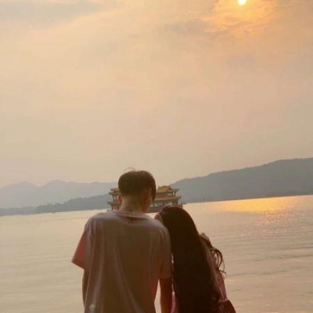 高清甜蜜的大白天秀恩爱情侣头像图片 秀恩爱情侣专属头像