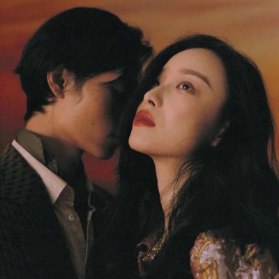 成熟好看的暧昧情侣头像一左一右图片 高清唯美情侣暧昧头像