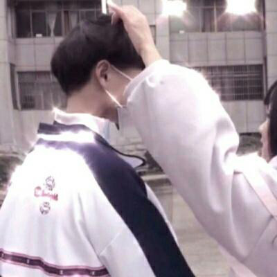高清摸头情侣头像一对两张真人图片 情侣头像超甜摸头杀