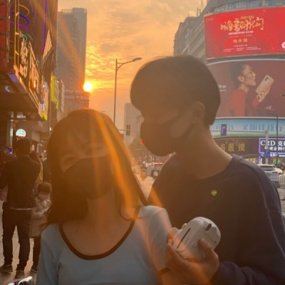 qq头像戴口罩情侣一对,高清戴口罩的情侣头像真人图片