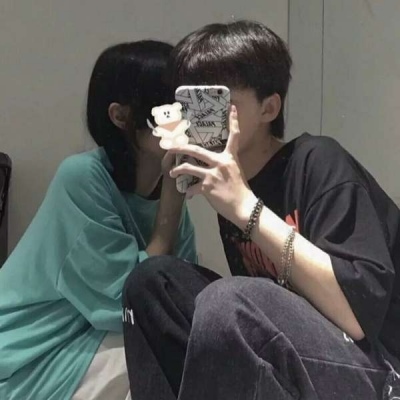 情侣头像一对两张拿手机自拍,超甜的情侣头像一男一女拿手机图片
