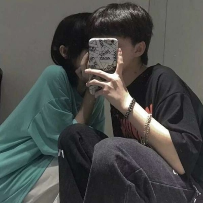 情侣头像一对两张拿手机自拍,超甜的情侣头像一男一女拿手机图片